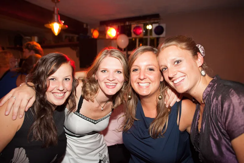 Vriendinnen samen op de foto op het feest