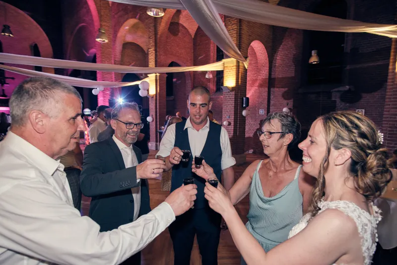 Ilja danst tussen de gasten in de kapel