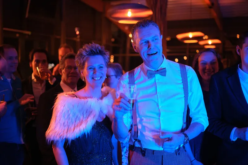 Esther en Bart lachen tussen de gasten