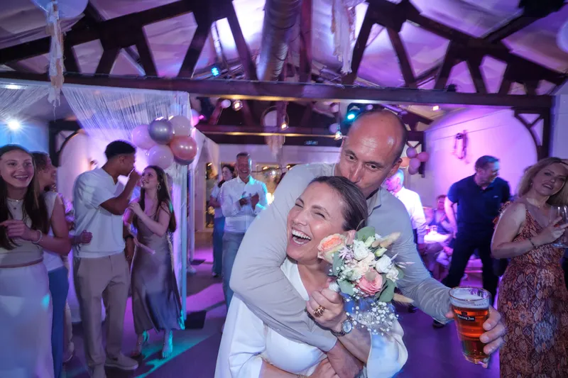 Een gast heeft het boeket van Tamara gevangen