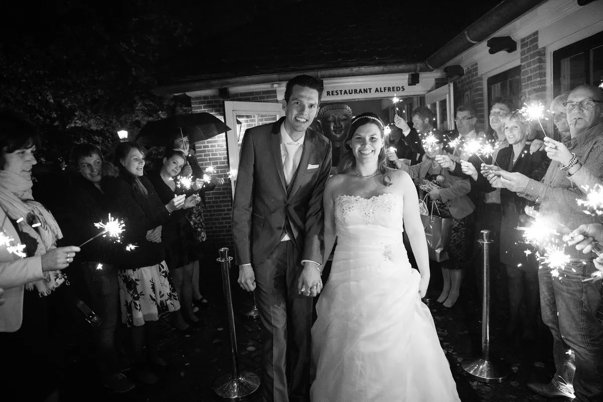 Mark en Annika lopen tussen de sterretjes door, in zwart-wit