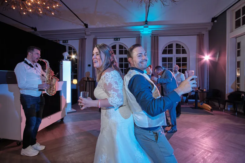 Wendy danst terwijl de saxofonist speelt