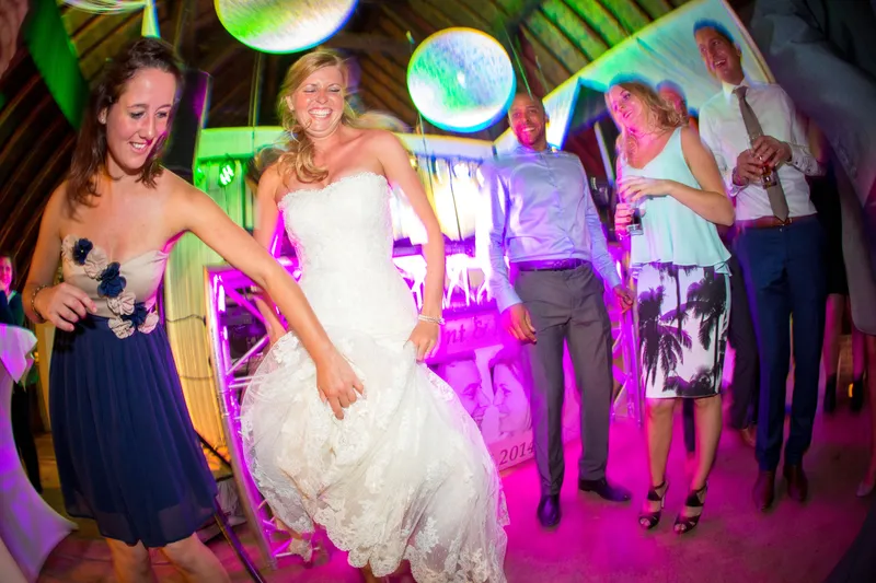 Nienke danst tussen de gasten