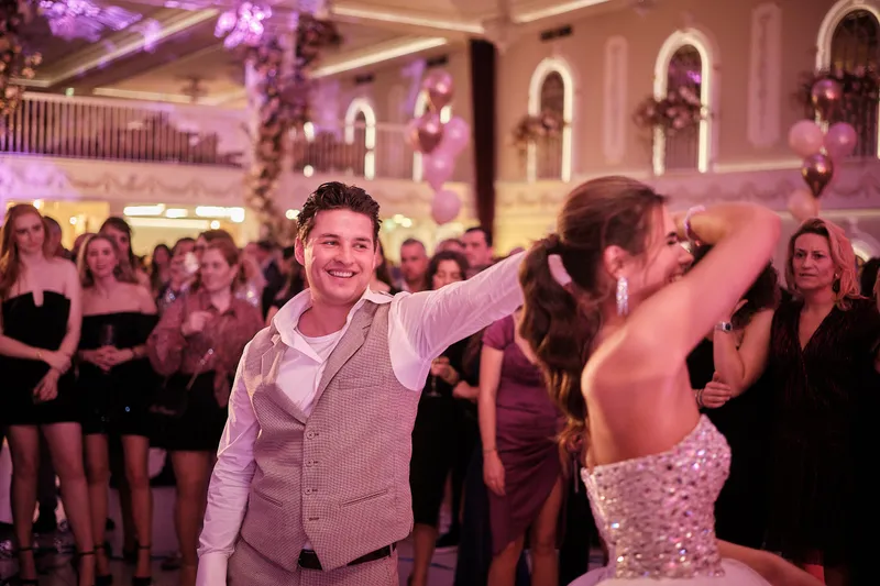 Sascha danst met een gast in het roze licht