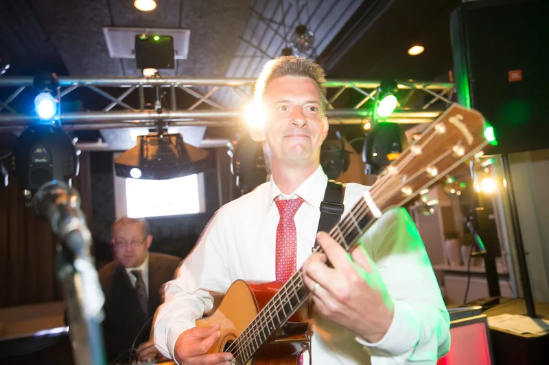 Een gitarist op de dansvloer