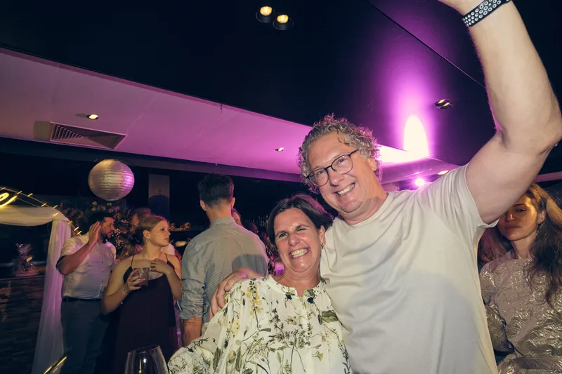 Een gast steekt zijn arm in de lucht