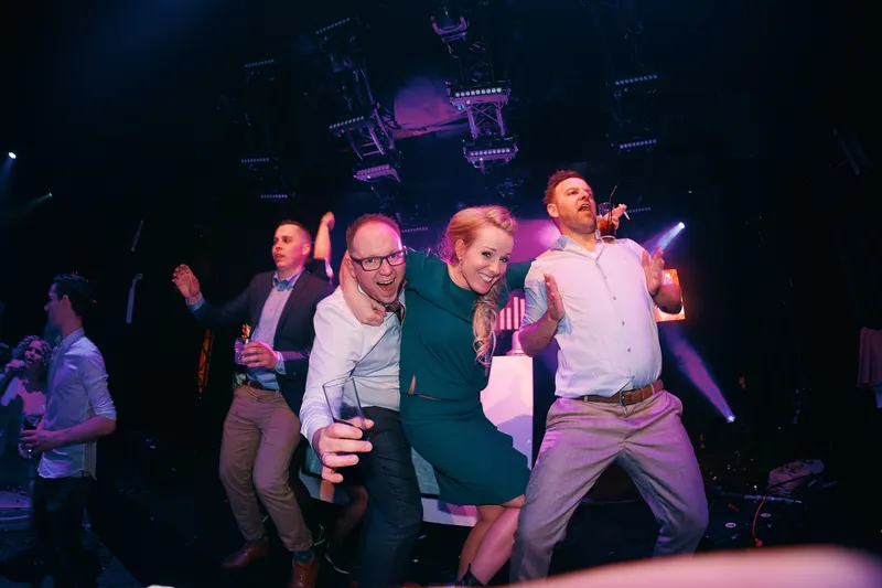 Gasten dansen in de kas die een discotheek is geworden