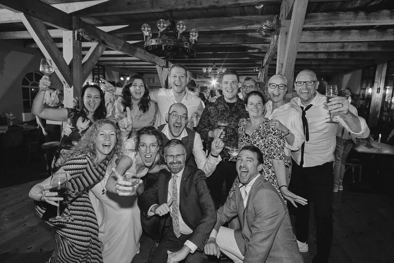 Een groep vrienden juicht naar de camera