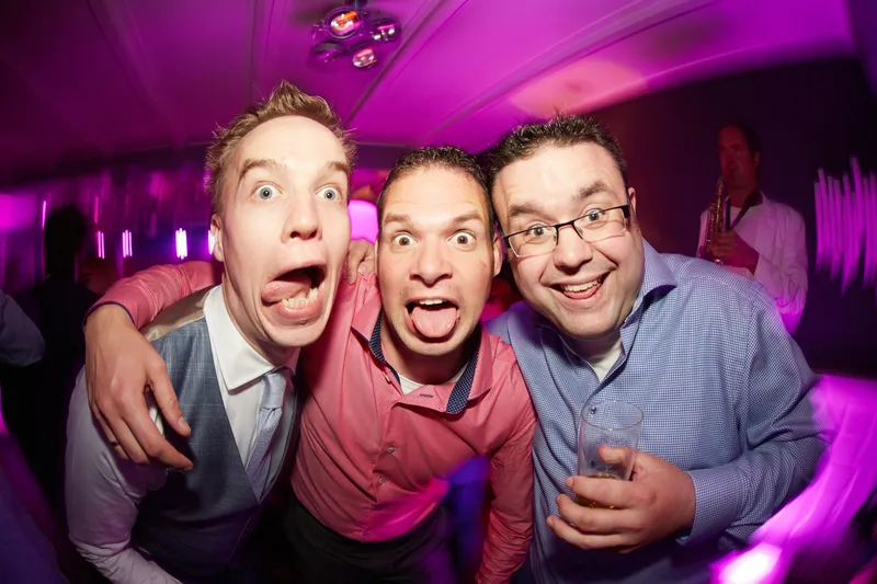 Coen en twee vrienden trekken gekke gezichten