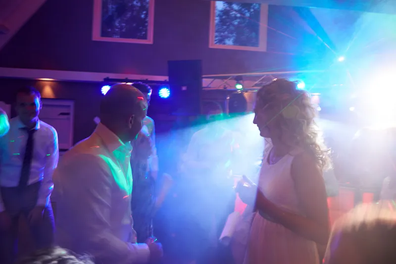 De dansvloer in rook en blauw licht