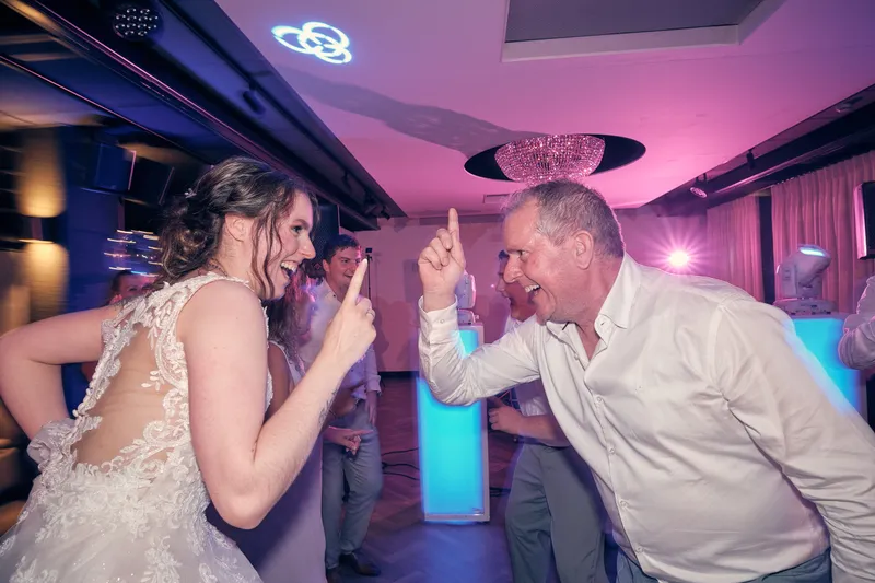 Wendy danst met een gast in gekleurd licht