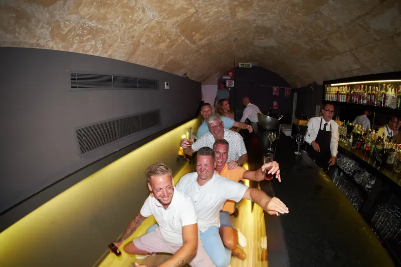 Gasten aan de bar in de kelder