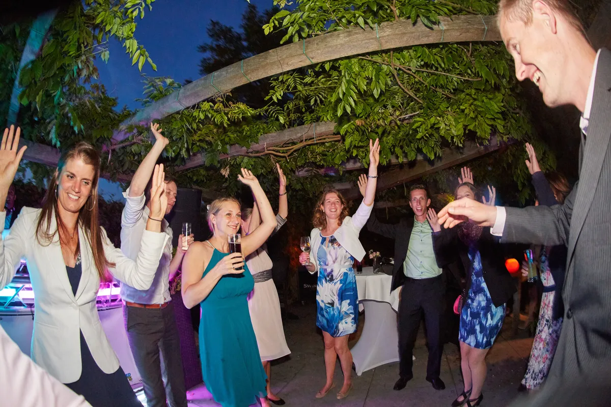 Alle handen omhoog onder de pergola