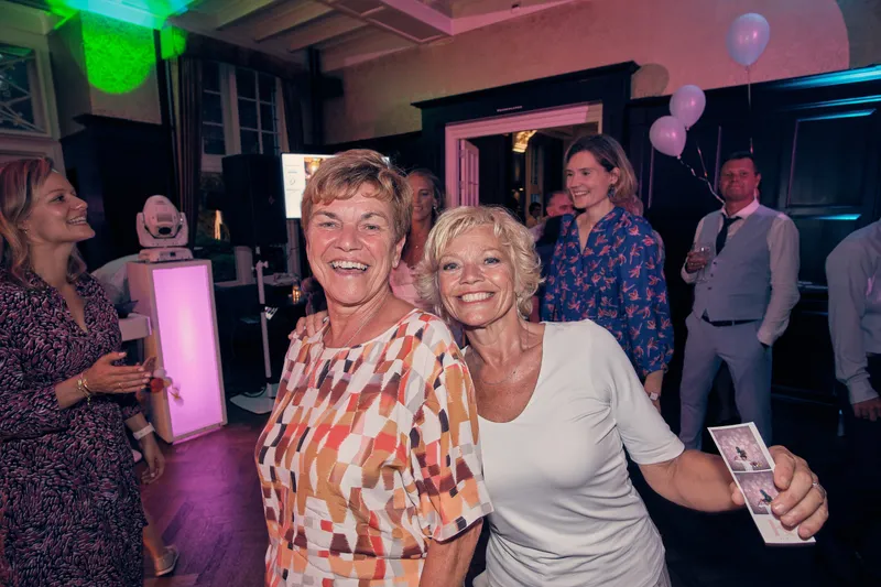 Kim danst tussen de gasten