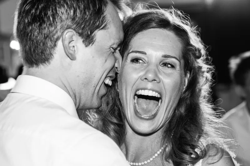 Debora lacht hard in de armen van Joris