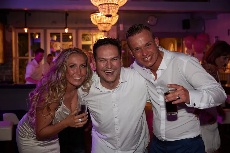 Bojaura met twee vrienden en hun glazen