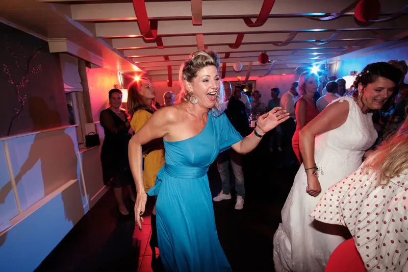 Saskia danst met een vriendin in rood licht