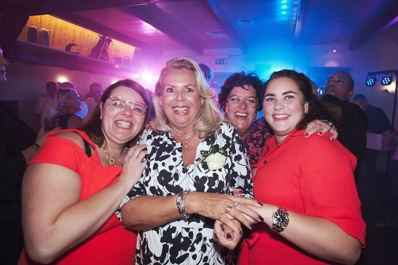 Jopie danst tussen twee gasten