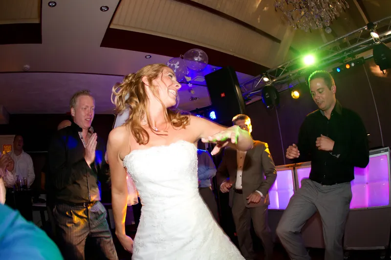Inge danst met de armen wijd