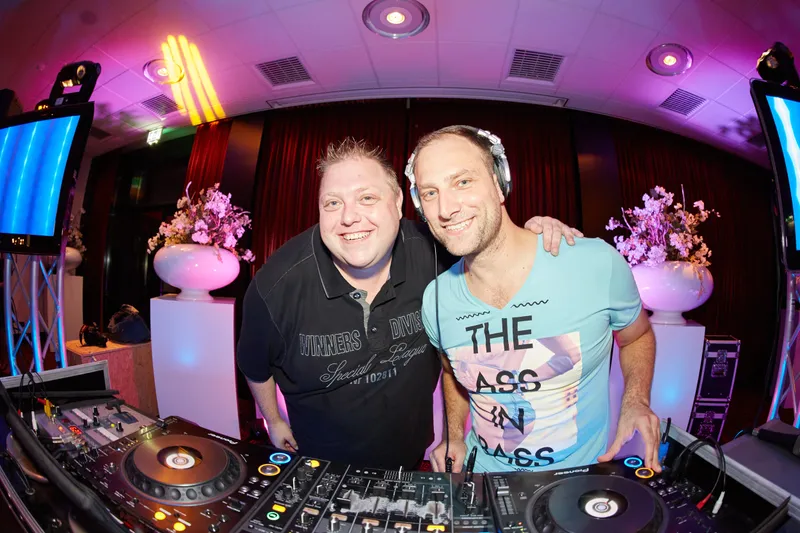 De dj’s achter de draaitafels