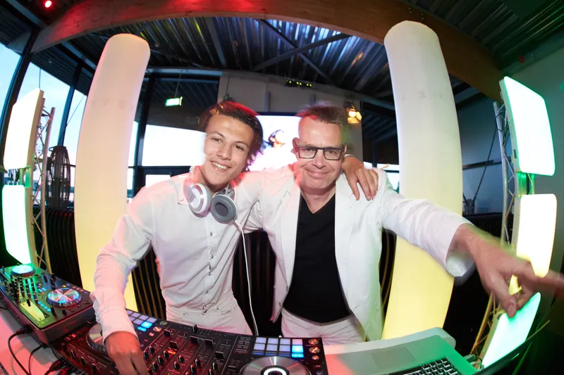 Twee dj s achter de draaitafel