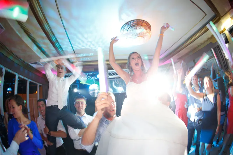 Aniek danst tussen de lichtstaven