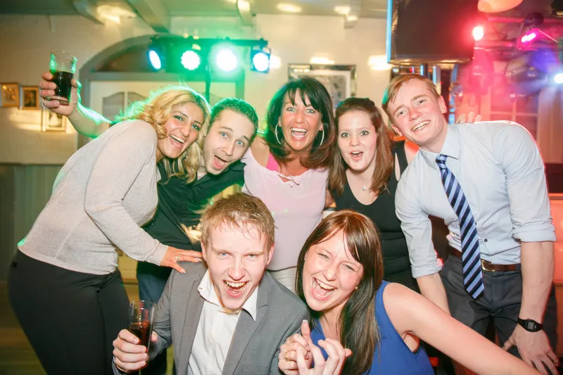 Een groep vrienden lacht naar de camera