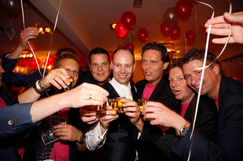 Vrienden heffen samen een shotje