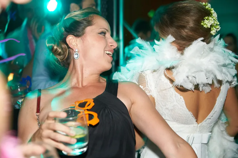 Gasten dansen met een boa