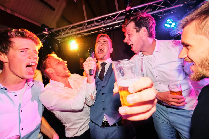 Drie vrienden lachen naar de camera