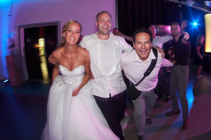 Marcella met twee vrienden op de dansvloer, na middernacht