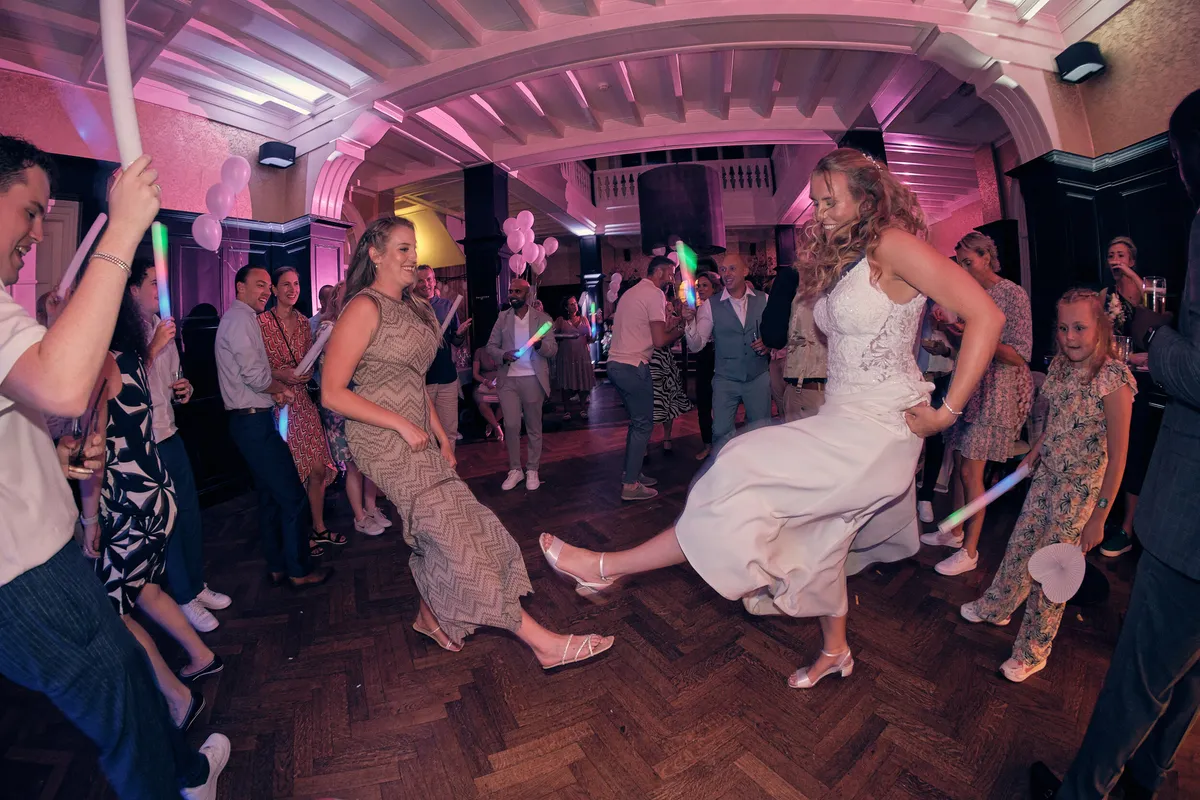Kim en Dennis dansen tussen de gasten aan het eind van de avond