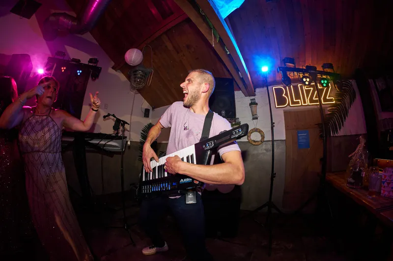 The Pianoman speelt met een keytar tussen de gasten