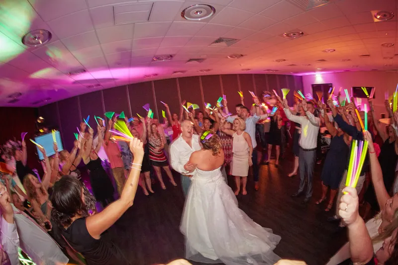 Dansende gasten met lichtstaven, Jessica in het midden