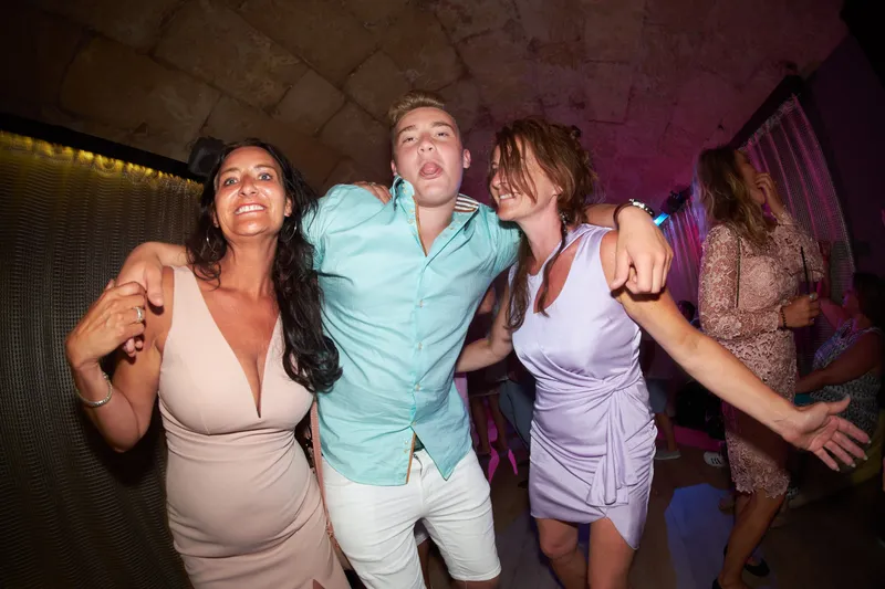 Drie gasten dansen samen