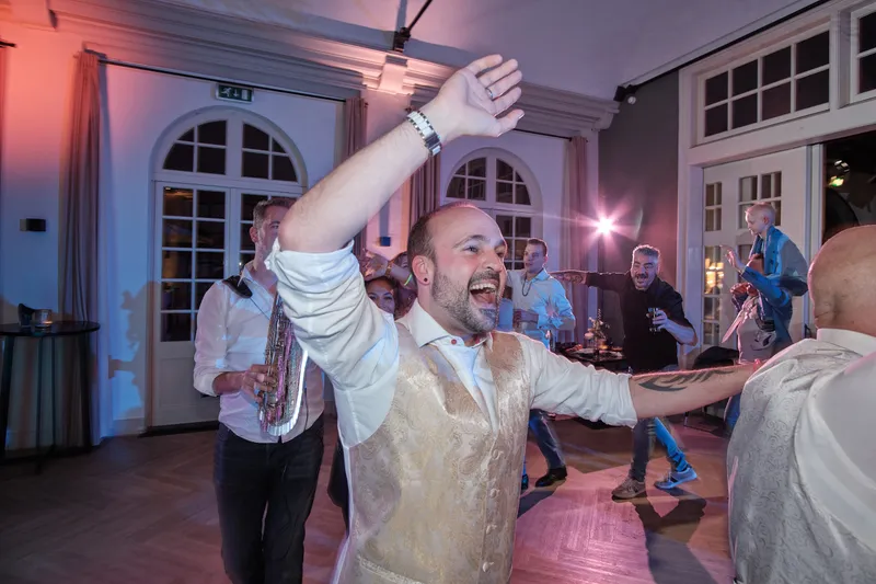 Gerrold danst met zijn armen in de lucht