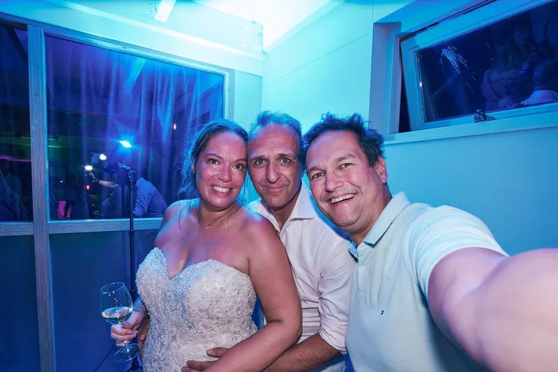Mirjam en Jorg maken een selfie met een gast in het blauwe licht