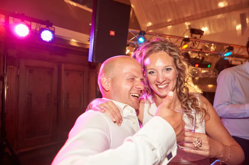 Trudy lacht met een gast
