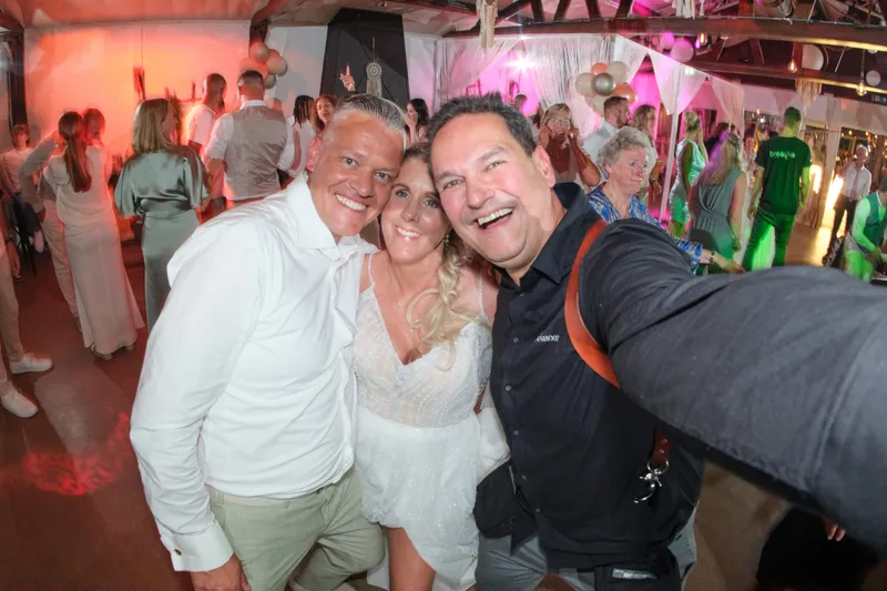 Marco en Tamara maken een selfie met een gast