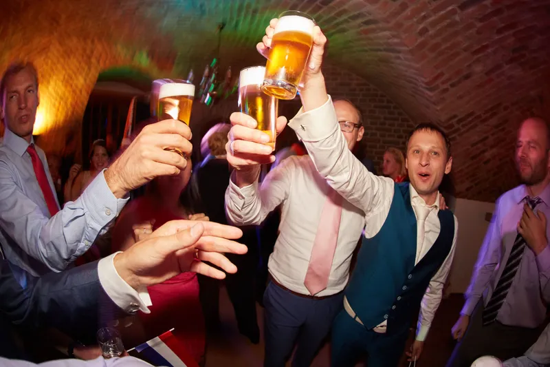 Gasten heffen hun bier in de kelder