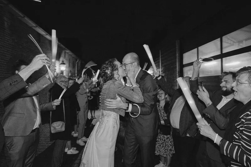 Ilse en Robbert dansen tussen de gasten aan het eind van de avond