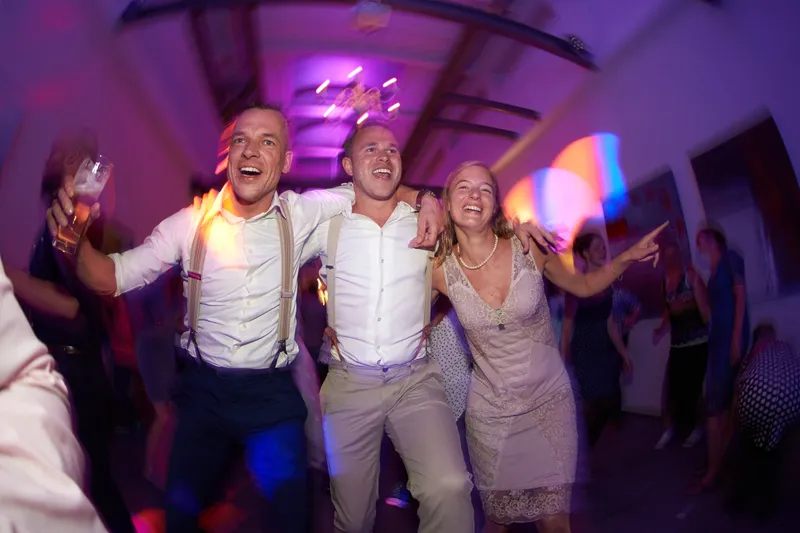 Armen in de lucht op de dansvloer