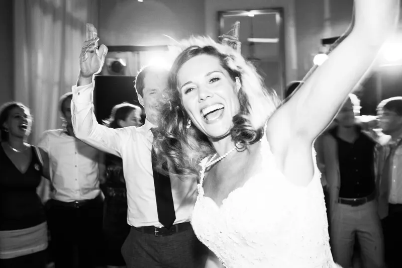 Debora steekt haar arm in de lucht op de dansvloer