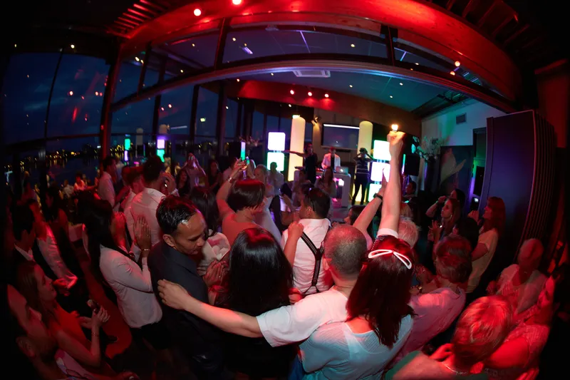 De volle dansvloer in rood licht