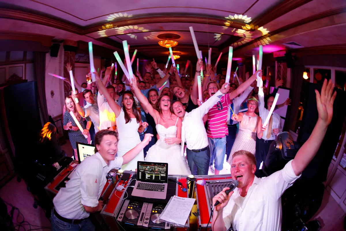 De dansvloer vol lichtstaven, gezien vanaf de dj