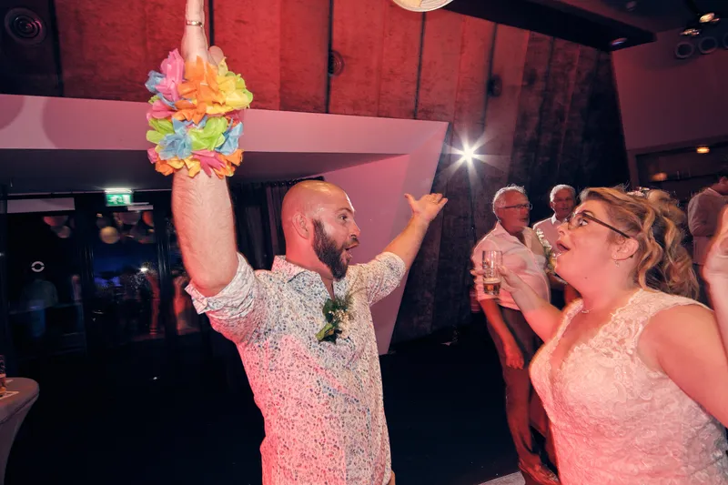Angelique zingt mee in de microfoon