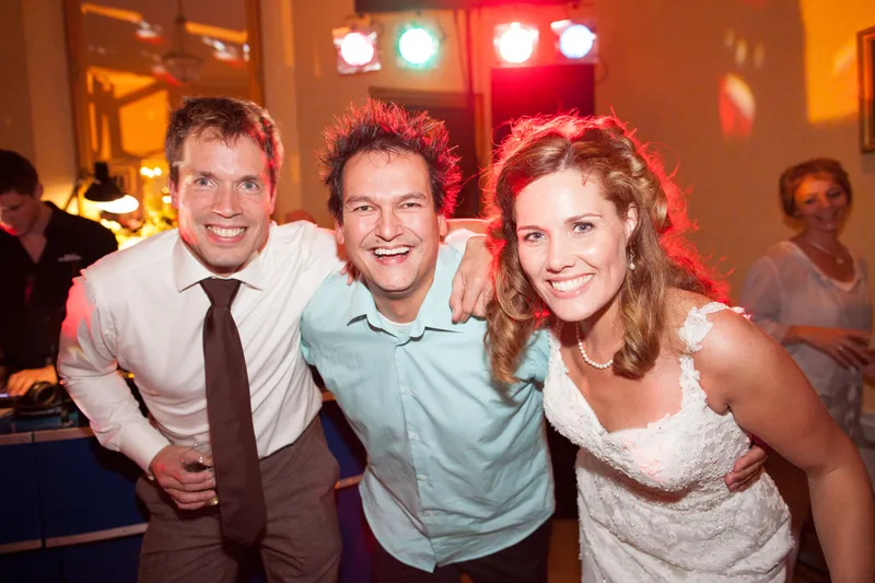 Joris en Debora met een vriend op de dansvloer