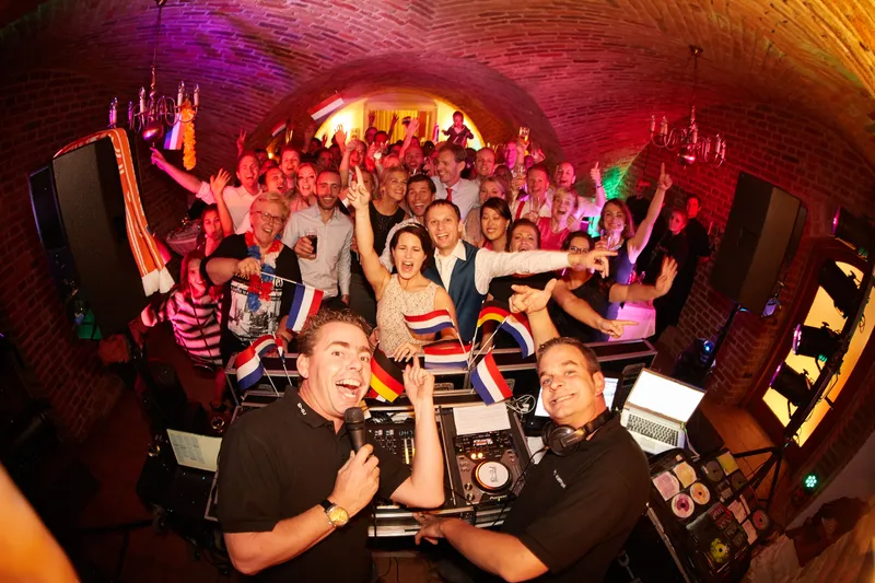 De dj’s met de volle dansvloer achter hen