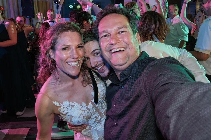 Milou maakt een selfie met een gast