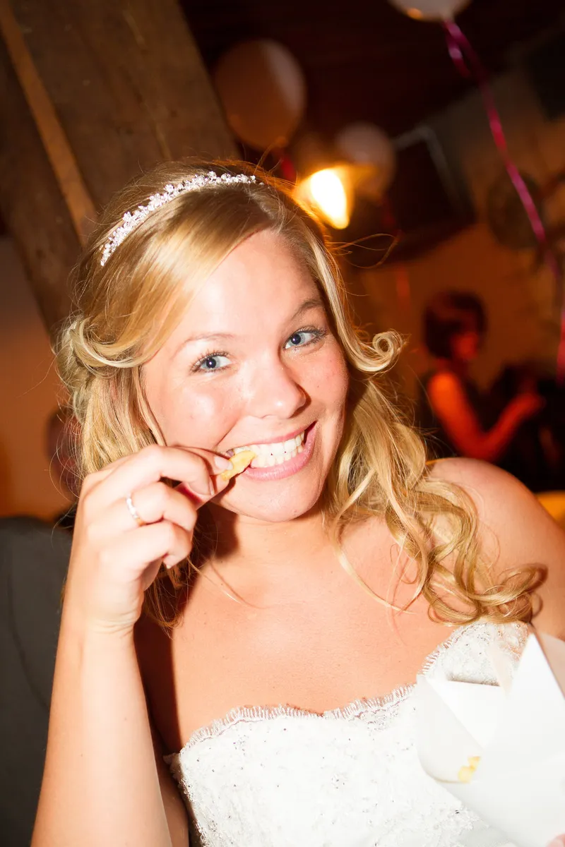 Esther lacht op het feest